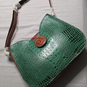 Elegant Green Textured Shoulder Bag
